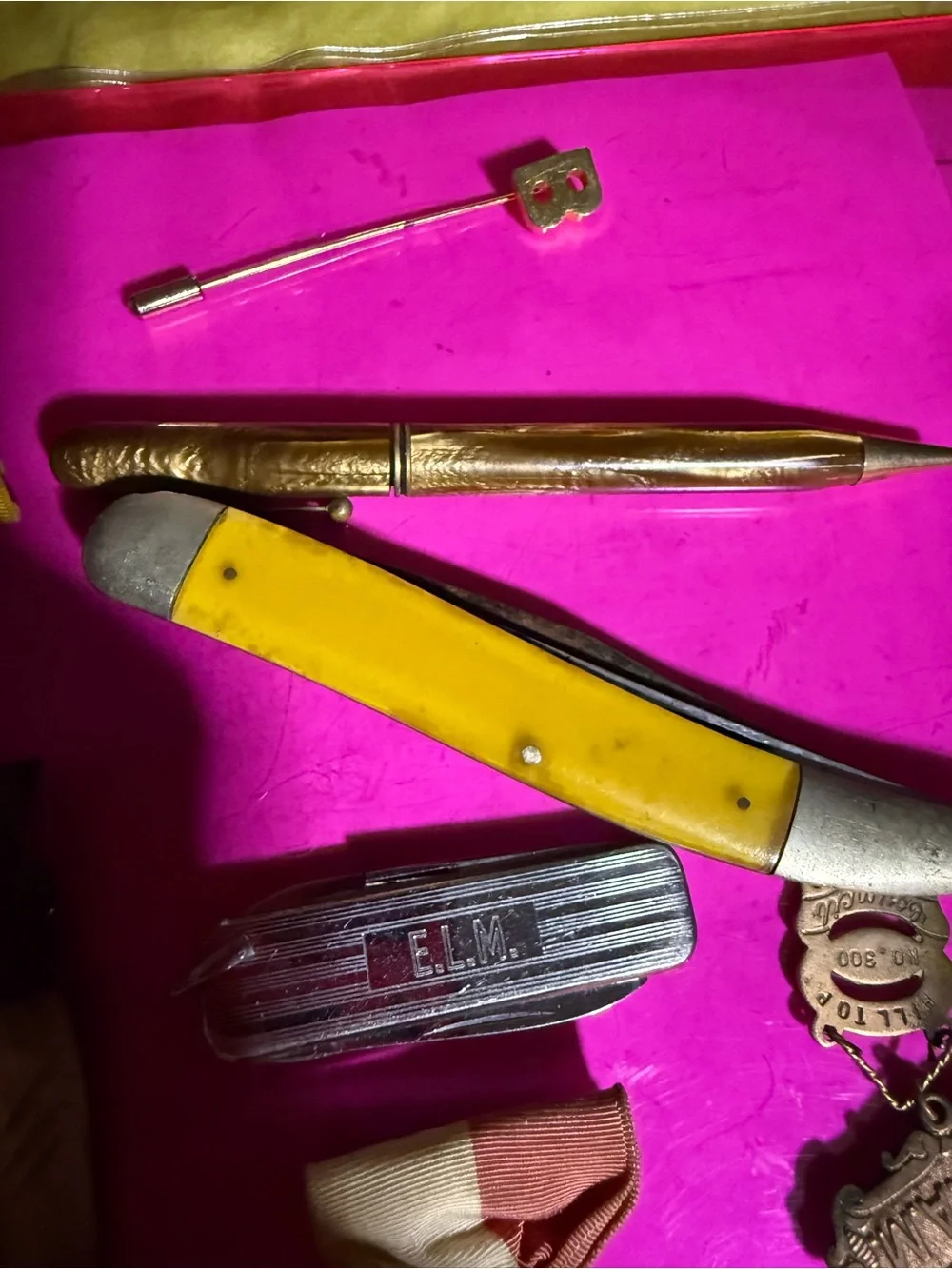 A lot of vintage DODADS